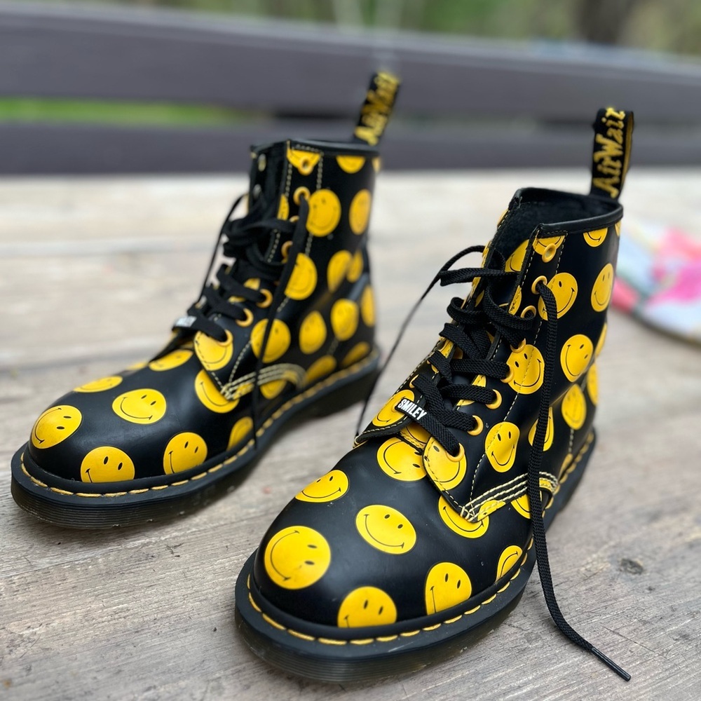 Smiley Dr Marten Limited Edition - Picture 14 of 15